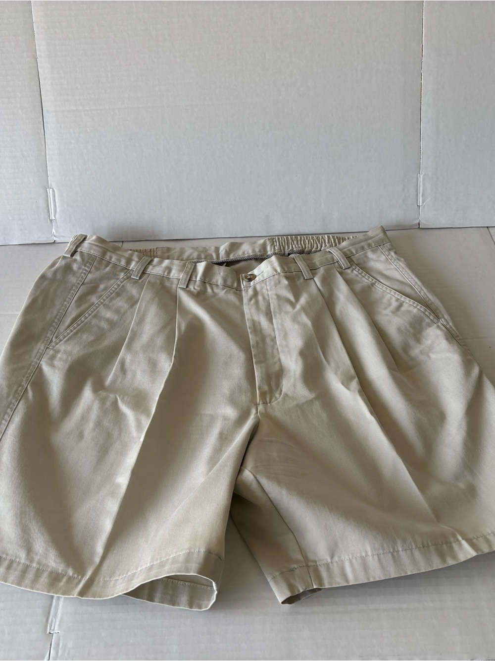 Roundtree & Yorke Men's Flat Front Shorts in Khaki